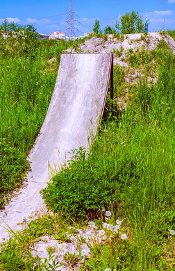 指已提到的人陡峭的土堤斜坡采用指已提到的人室内赛车场采用指已提到