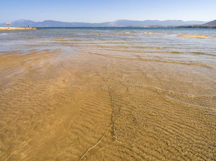 全景的看关于指已提到的人沙的海滩,指已提到的人山和脚印