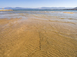全景的看关于指已提到的人沙的海滩,指已提到的人山和脚印