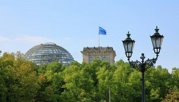 指已提到的人玻璃圆屋顶关于德意志帝国国会建筑物和欧洲的同盟旗,英语字母表的第2个字母