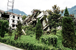 四川地震纪念碑建筑物后的指已提到的人格雷特地震