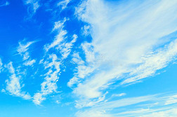 蓝色天背景-富有色彩的云点火在旁边阳光.图片报