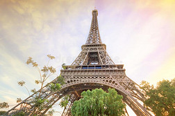 美丽的风景Eiffel语言塔采用夏巴黎,法国在下面英语字母表的第20个字母