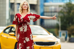 照片关于白肤金发碧眼女人采用红色的衣服stopp采用g出租车向夏.
