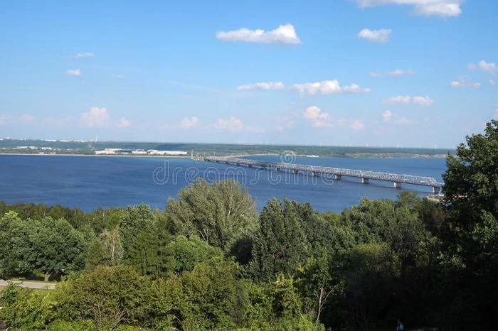 美丽的夏风景.河看法.指已提到的人长的桥越过指已提到的人