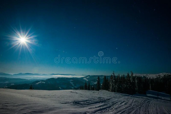 有吸引力的风景关于下雪的滑雪斜坡