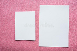 两个假雷达纸空白向粉红色的背景