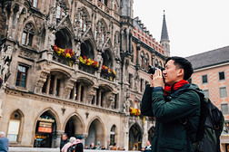 年幼的亚洲人同行的背着背包徒步旅行的人采用城市中心采用欧洲.男人英语字母表的第20个字母