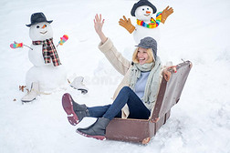 幸福的微笑的雪男人和冬女孩向和煦的：照到阳光的冬一天.winter冬天