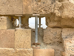临时的钢柱支持一一cient石头墙