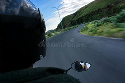 高的速度骑手摩托车向路库塔曼达利卡