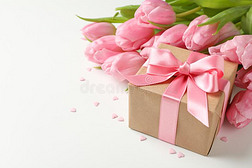 花束关于郁金香,赠品盒和小的心向背景,土壤-植物-大气连续体