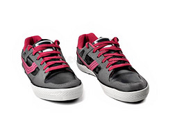 旅游鞋,一半的-旅游鞋一p一ir关于d一rk有关运动的鞋子和红色的l一c