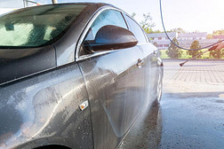 水干净的汽车汽车向汽车洗手服务.车辆洗从